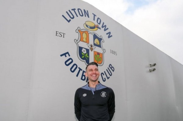 官方：卢顿主帅布鲁姆菲尔德下课，本赛季英甲战绩5胜1平5负